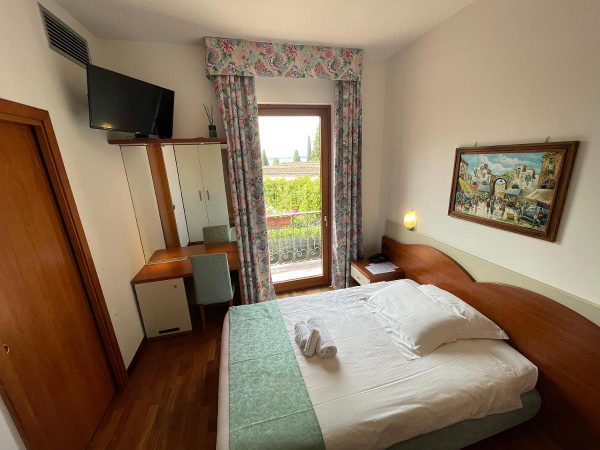 Hotel Meridiana Σιρμιόνε Εξωτερικό φωτογραφία