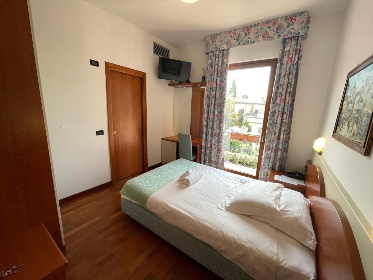 Hotel Meridiana Σιρμιόνε Εξωτερικό φωτογραφία