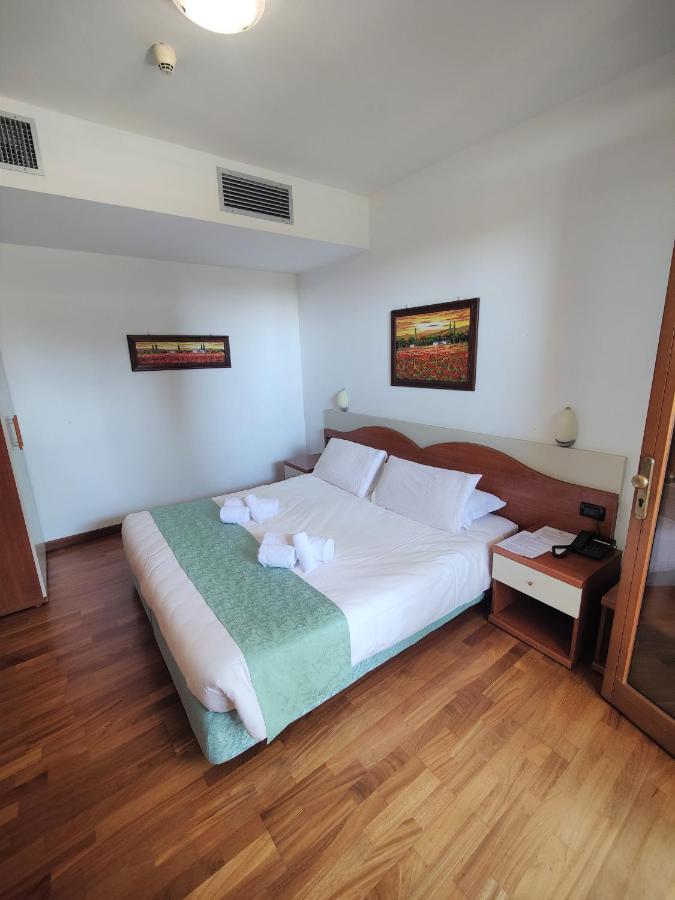 Hotel Meridiana Σιρμιόνε Εξωτερικό φωτογραφία
